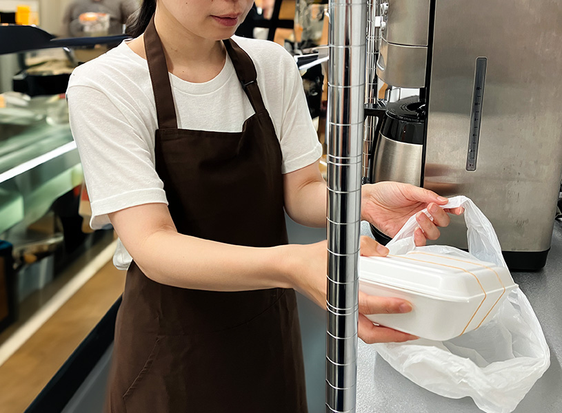 ラックの台の上で商品の梱包作業