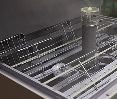 JIS規格に基づき、72時間の塩水噴霧テストを行う