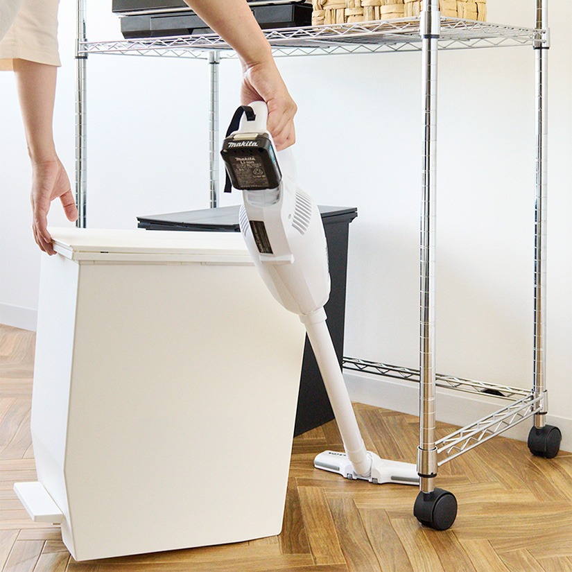 <h2>軽量だから、お掃除もしやすい</h2><p>気になるゴミ箱まわりもささっとお掃除が出来るよう、軽量設計です。</p>