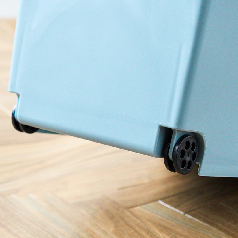 <h2>スムーズに動かせるキャスター付き</h2><p>2輪のキャスターが付いているから、少し持ち上げるだけで簡単に引き出すことが可能。</p>