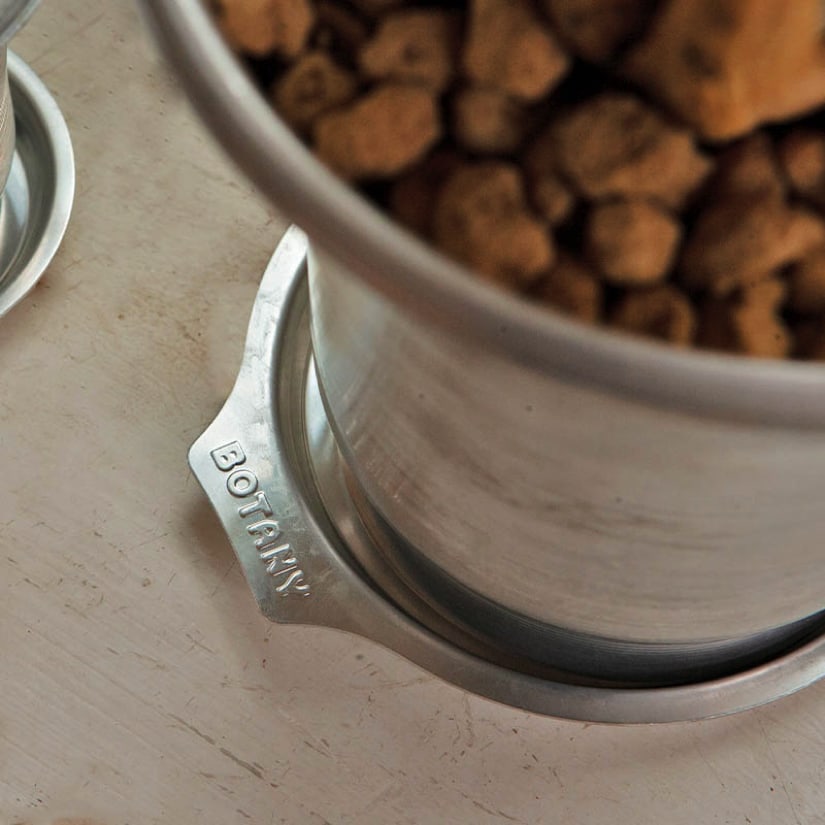 <h2>コレクター魂を刺激する、BOTANYロゴ</h2><p>BOTANYのロゴが配されたソーサー。鉢底から出た水もしっかり受け止めます。</p>