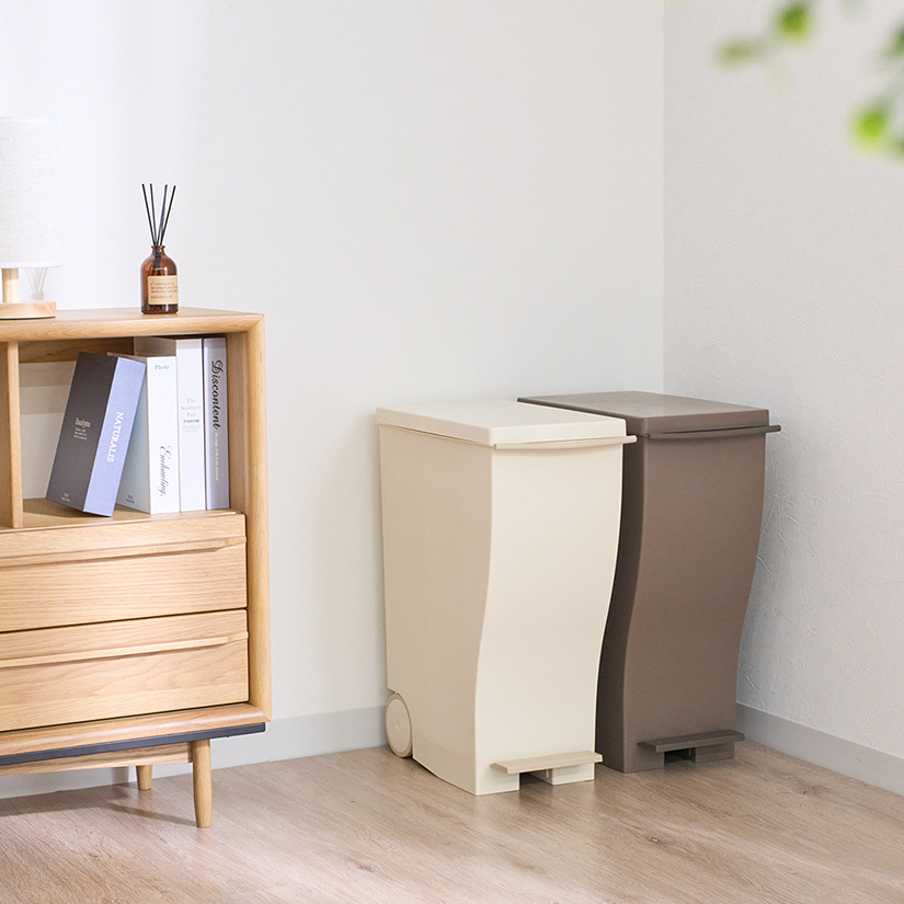 <h2>シンプルなカラーデザイン</h2><p>お部屋にすっと馴染む、シンプルなカラーリングが魅力的なゴミ箱です。</p>