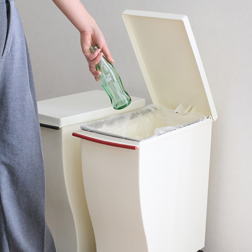 <h2>ガバッと大きく開くから、捨てやすい</h2><p>フタがしっかり開くので、様々なサイズのゴミを捨てやすい設計です。</p>