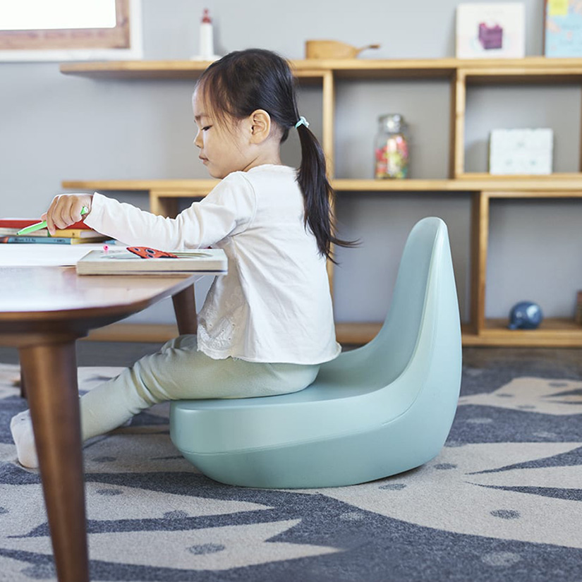 <h2>お子様にもちょうどいいサイズ感</h2><p>お子様にも座りやすい高さに設計されています。家族団らんのお供にいかがでしょうか。</p>