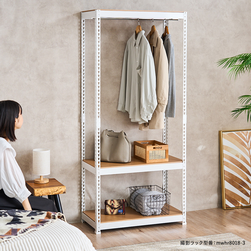 <h2>圧迫感のないデザイン</h2><p>直線的でシンプルなデザインなのでアイテムが引き立ち、こなれたコーディネートに。寝室やリビングに置いてもインテリアを邪魔しません。</p>