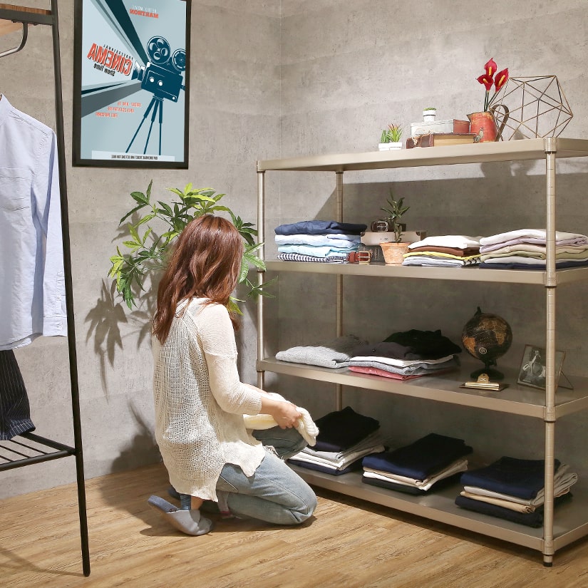 <h2>アパレルショップのディスプレイ棚にも</h2><p>洋服や服飾雑貨の店頭ディスプレイにもおすすめのラック。スズのやわらかい輝きは、商品を引き立たせます。</p>